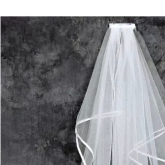 Two tier white or ivory veil with ribbon edging. - Picture 4 of 7